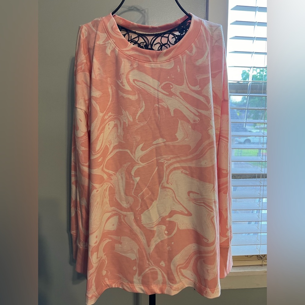 Wonderly Studio SizeMed Top very nice Pink and white.  EUC